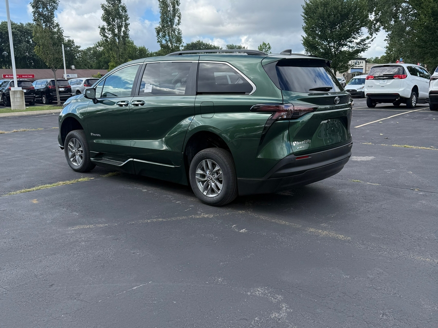 Green Toyota Sienna image number 5