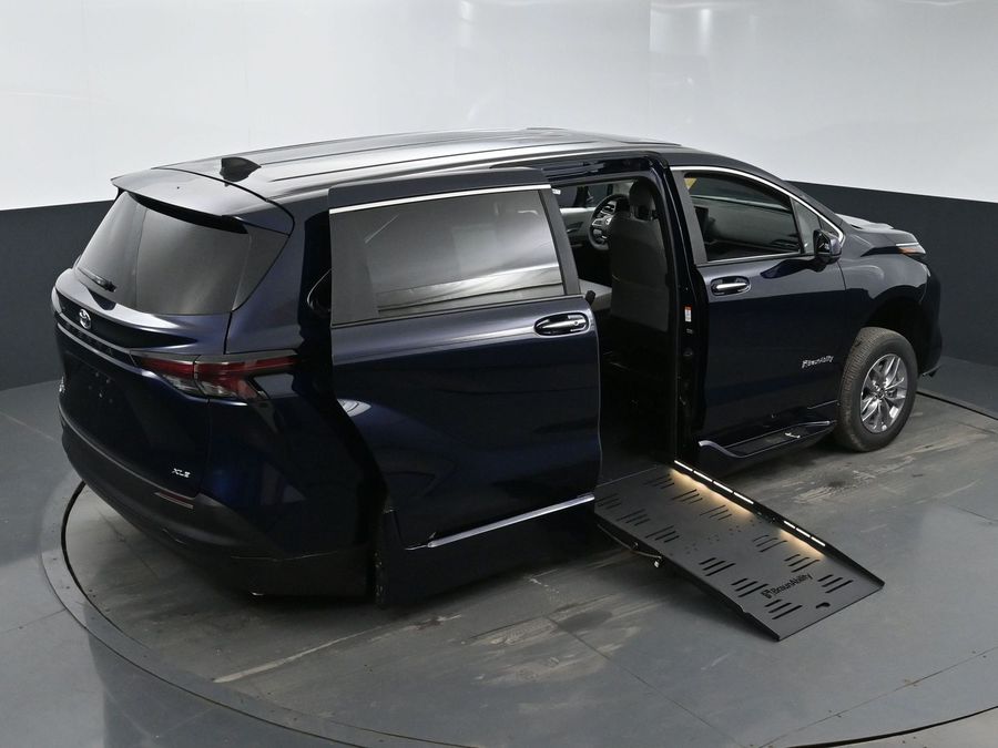 New 2025 Toyota Sienna Hybrid XLE Base - BraunAbility Side Entry Entry Fold Out Automatic Ramp