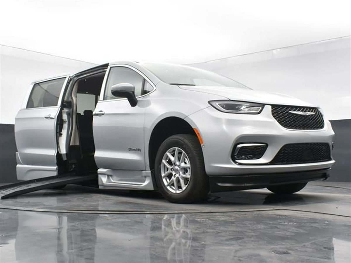 Silver Chrysler Pacifica image number 16