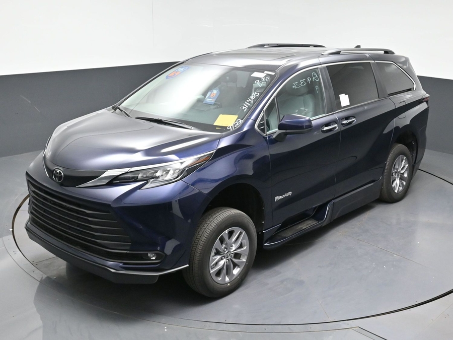 New 2026 Toyota Sienna Hybrid XLE Base - BraunAbility Side Entry Fold Out Automatic Ramp