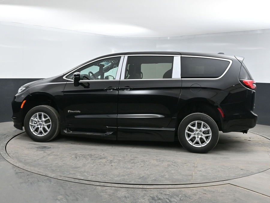 New 2026 Chrysler Pacifica Select Safety - BraunAbility Side Entry Entry Fold Out Automatic Ramp