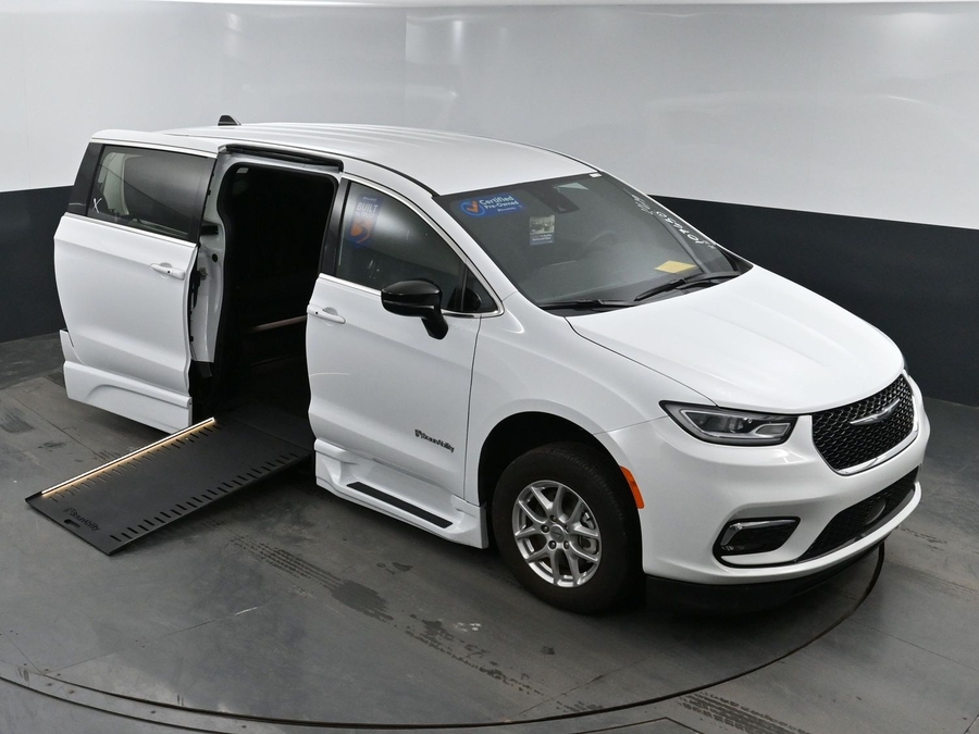 Used 2024 Chrysler Pacifica Touring-L - BraunAbility Side Entry Entry In Floor Automatic Ramp