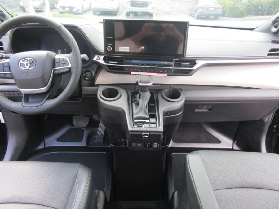 New 2026 Toyota Sienna Hybrid Limited - BraunAbility Side Entry Entry Fold Out Automatic Ramp