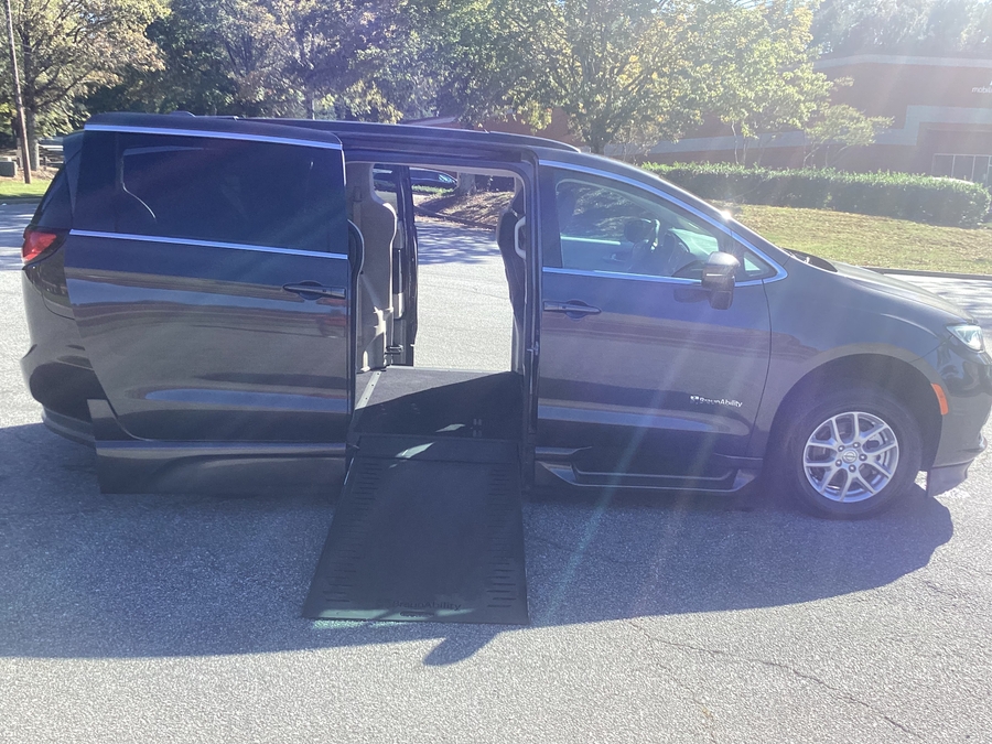 Grey Chrysler Pacifica image number 8