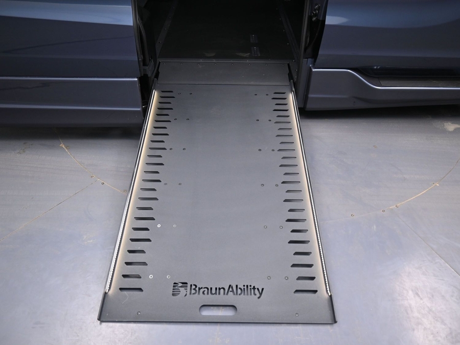 Blue Honda Odyssey image number 9