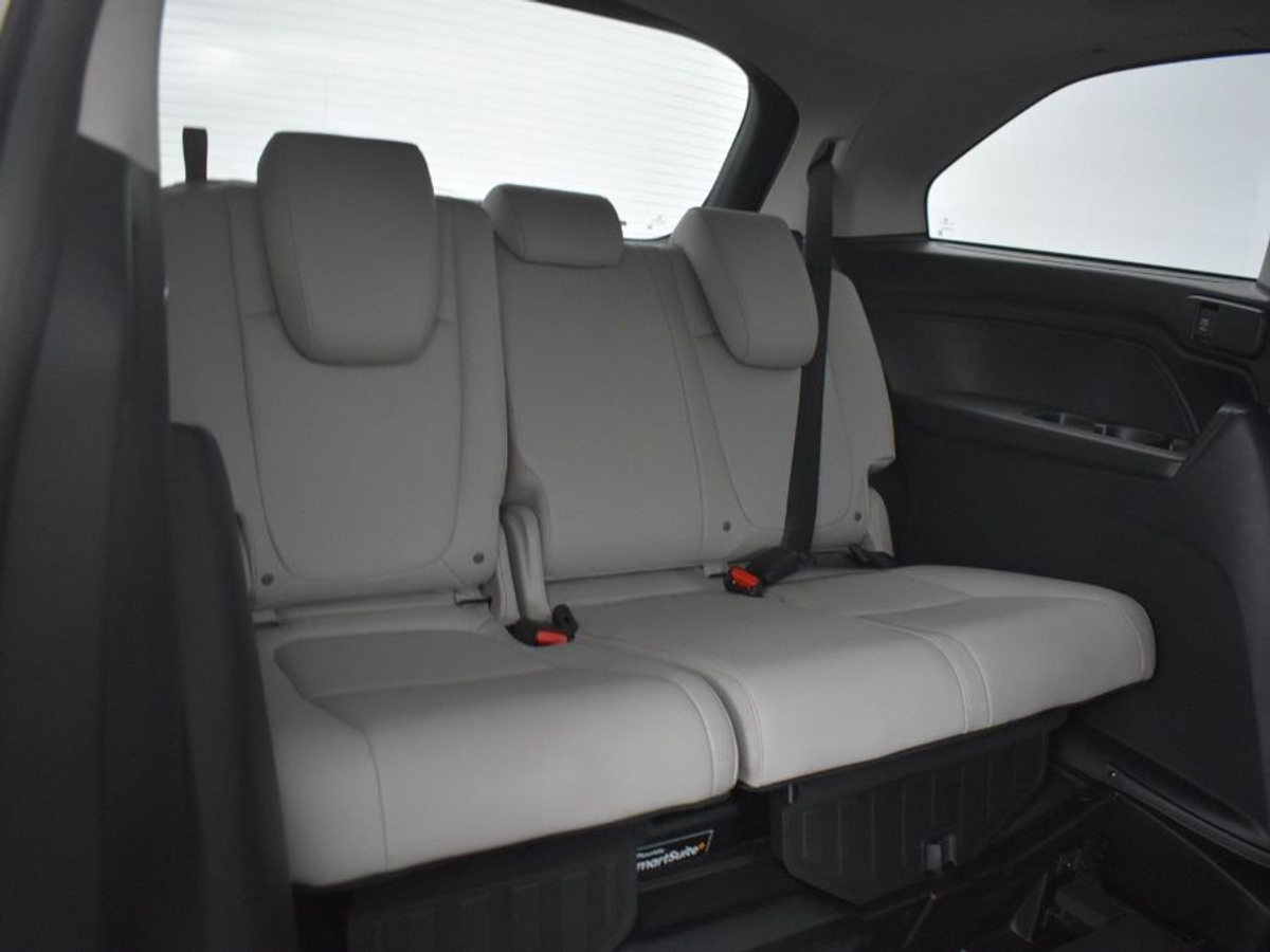 White Honda Odyssey image number 9