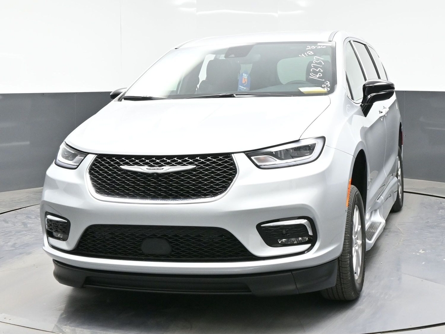 Silver Chrysler Pacifica image number 1