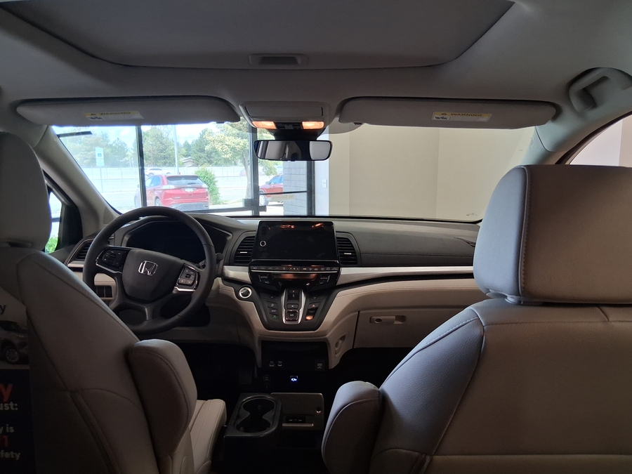 White Honda Odyssey image number 14