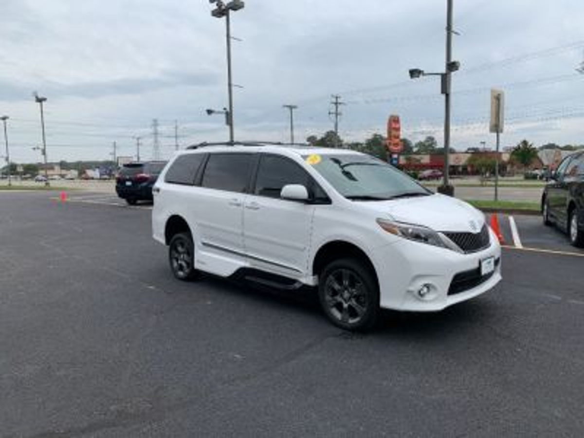 2016 TOYOTA SIENNA - Image 2