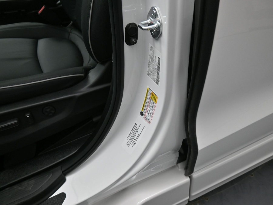 White Honda Odyssey image number 16