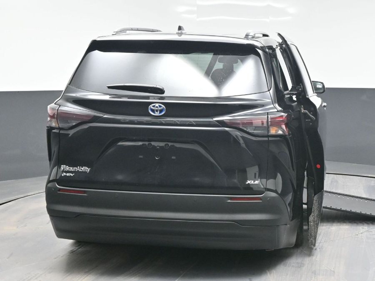 Black Toyota Sienna image number 5