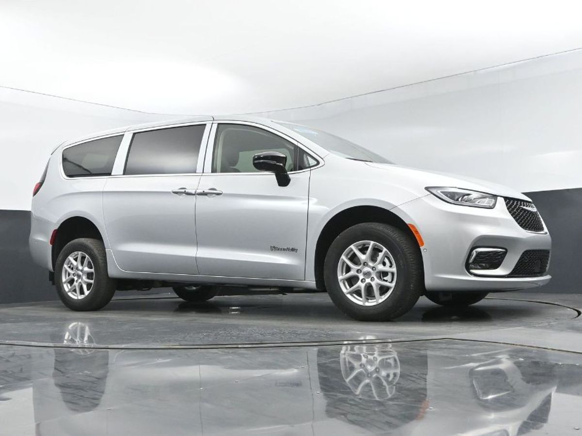 Silver Chrysler Pacifica image number 6
