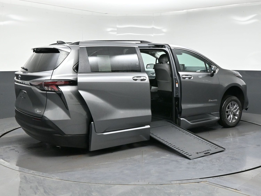Grey Toyota Sienna image number 3