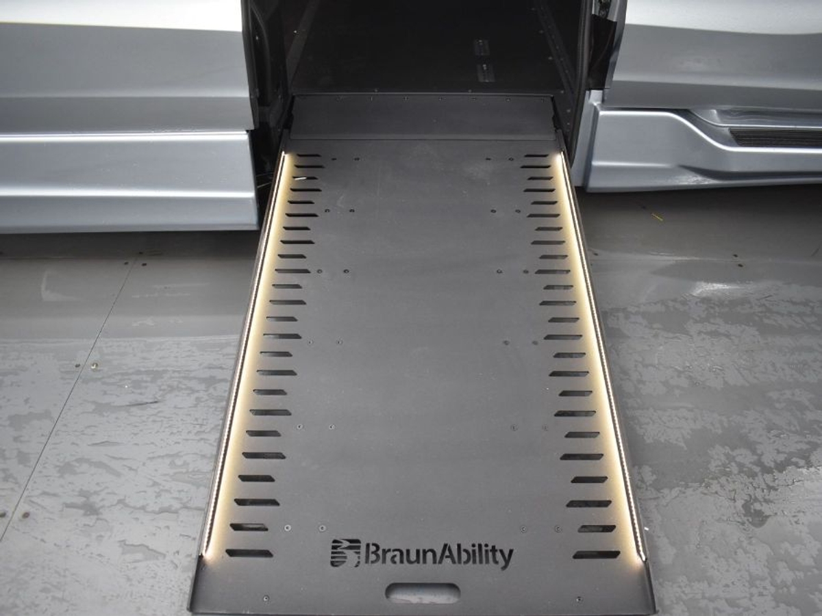 Silver Honda Odyssey image number 10