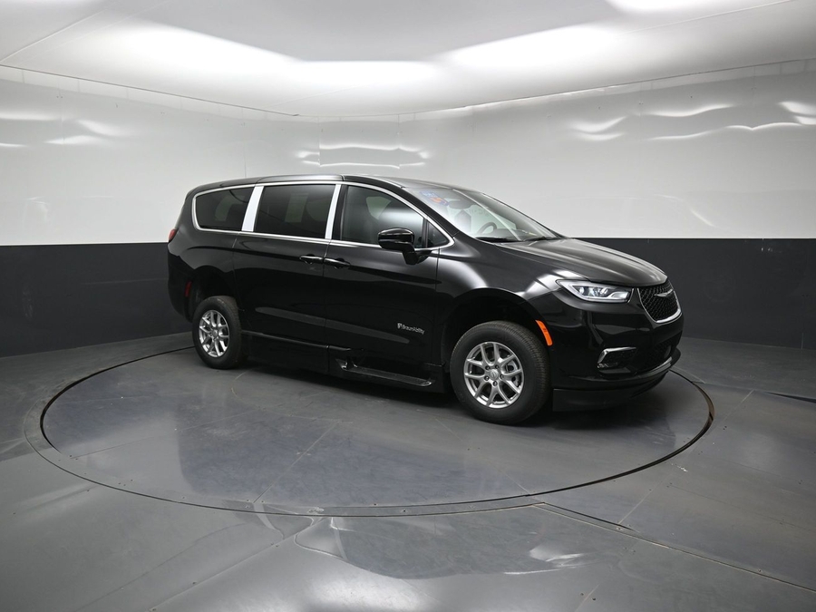 Black Chrysler Pacifica image number 14