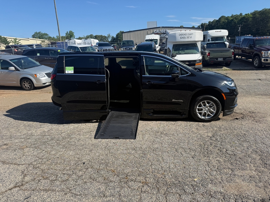 2026 Chrysler Pacifica Select's photo