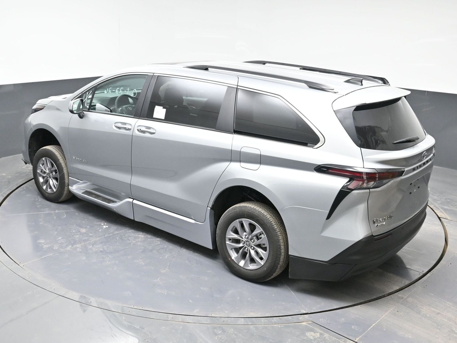 New 2025 Toyota Sienna Hybrid XLE Plus - BraunAbility Side Entry Entry Fold Out Automatic Ramp