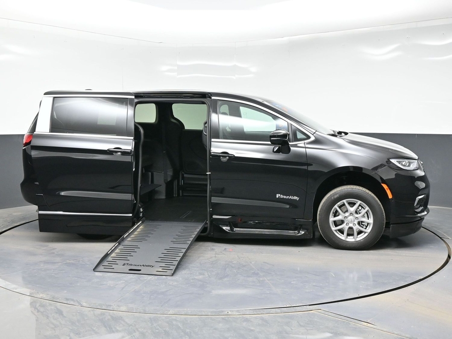 Black Chrysler Pacifica image number 7