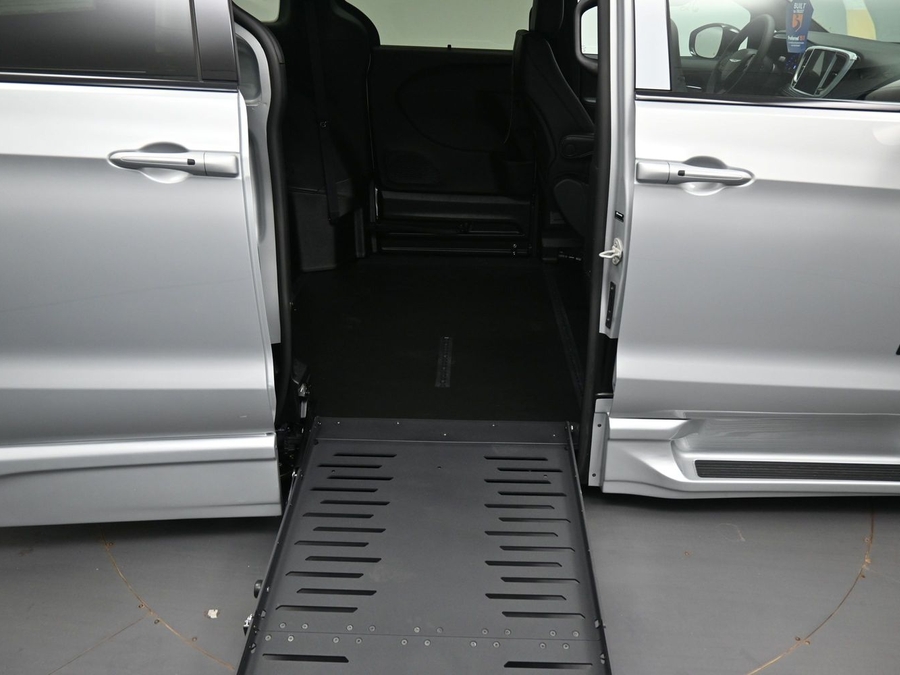 2026 Chrysler Pacifica Select - Photo 5