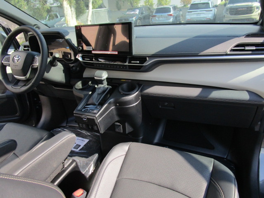 New 2025 Toyota Sienna Hybrid Platinum - BraunAbility Side Entry Entry Fold Out Automatic Ramp