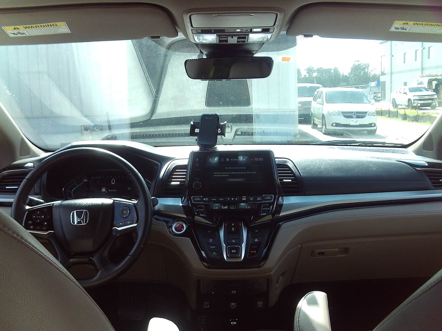 White Honda Odyssey image number 9