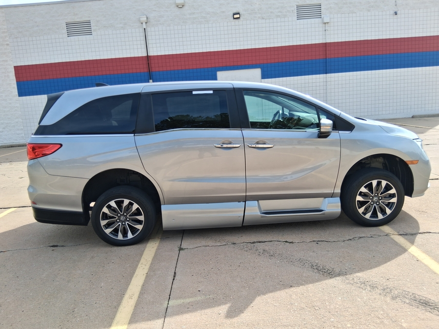 Silver Honda Odyssey image number 18