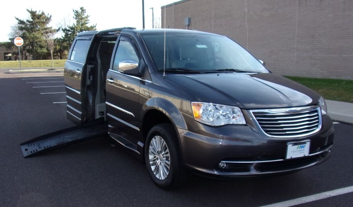 2015 CHRYSLER TOWN AND COUNTRY - Image 2