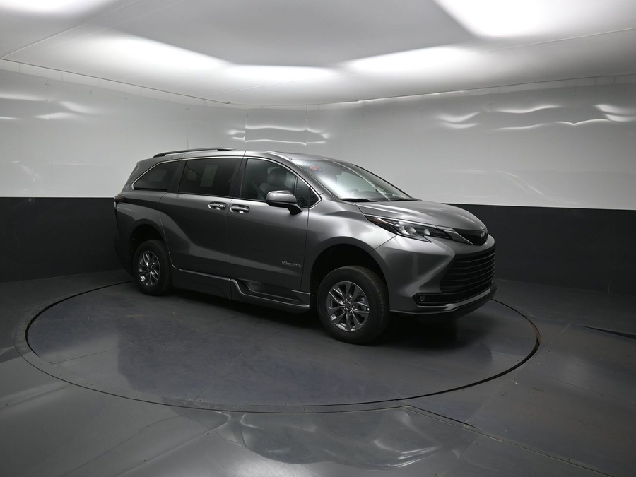 Grey Toyota Sienna image number 15