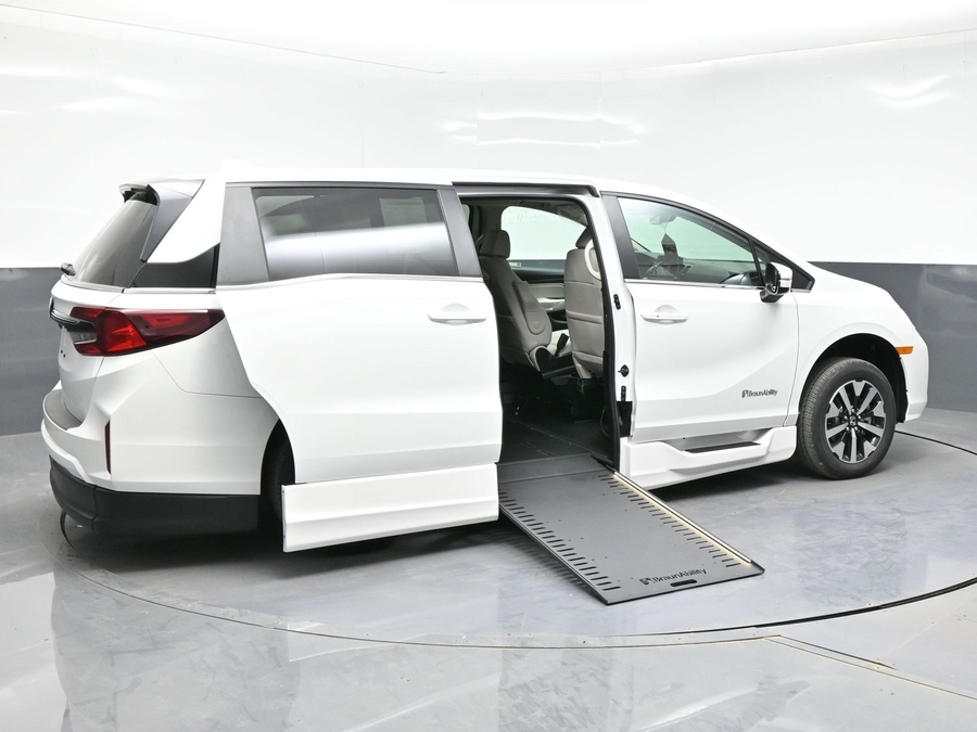 White Honda Odyssey image number 6