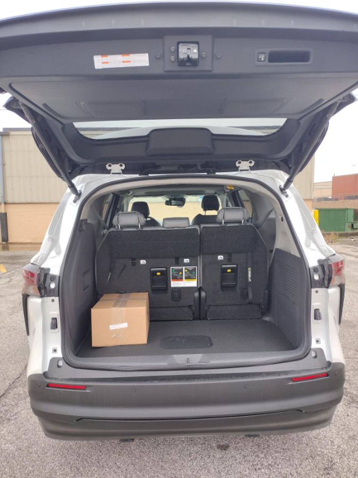 White Toyota Sienna image number 4