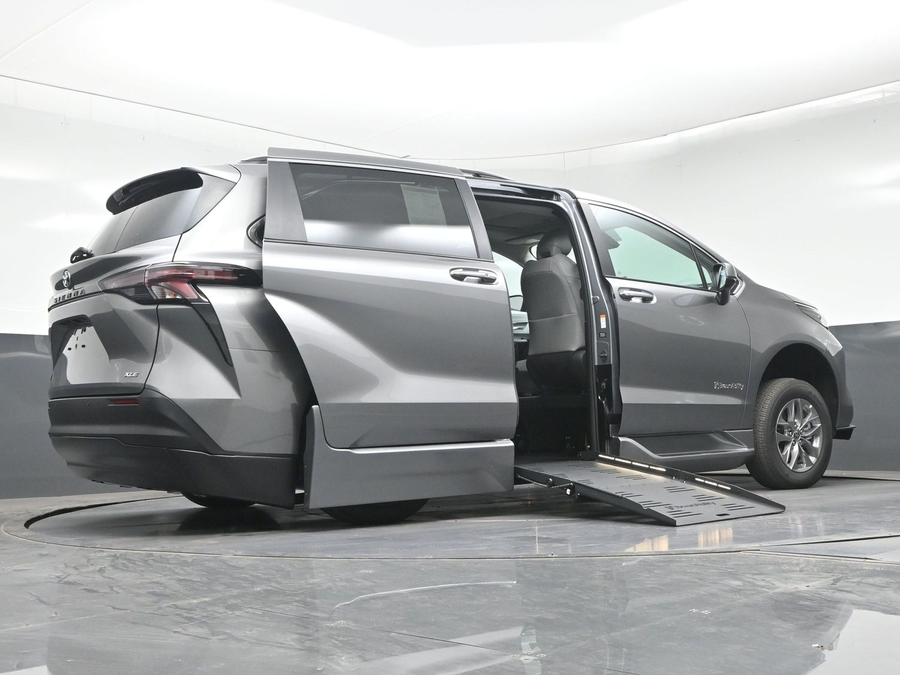 New 2026 Toyota Sienna Hybrid XLE Base - BraunAbility Side Entry Fold Out Automatic Ramp