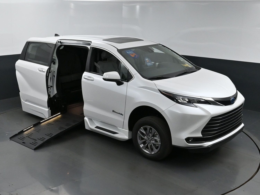 New 2025 Toyota Sienna Hybrid XLE Base - BraunAbility Side Entry Entry Fold Out Automatic Ramp