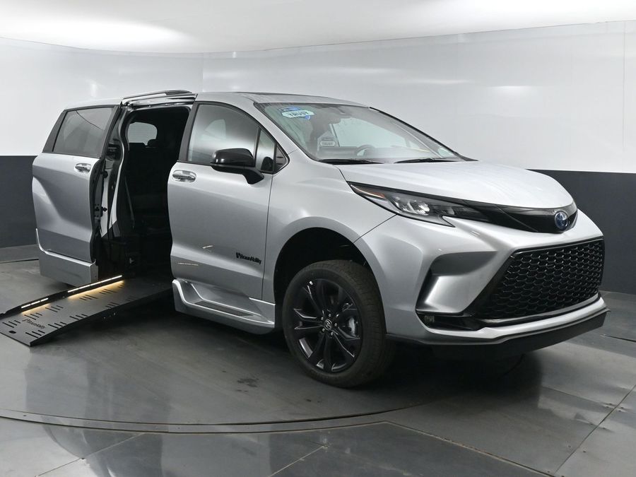 New 2025 Toyota Sienna Hybrid XSE Sport - BraunAbility Side Entry Entry Fold Out Automatic Ramp