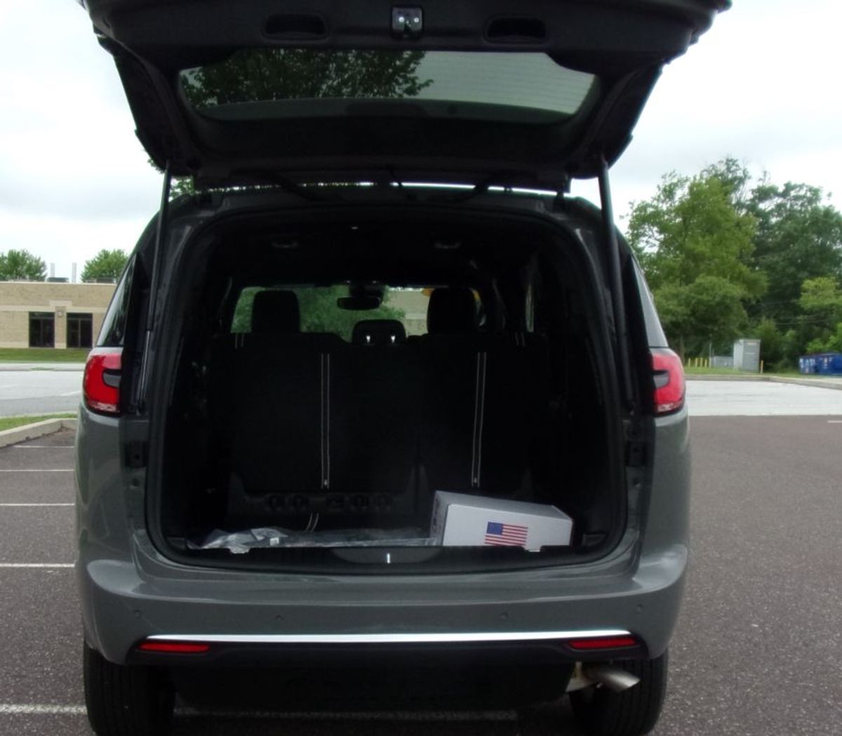 Grey Chrysler Pacifica image number 15