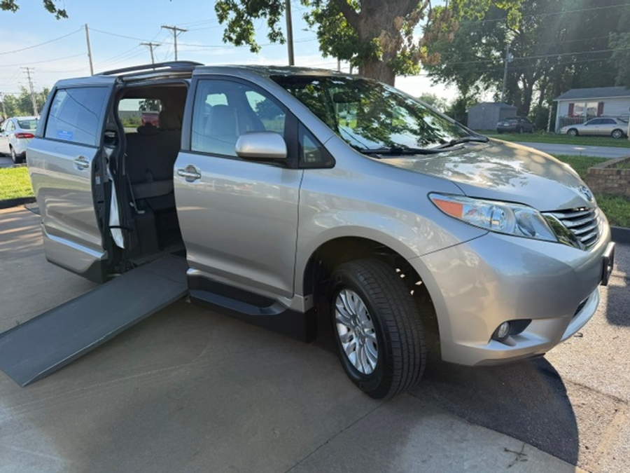 Used 2017 Toyota Sienna XLE - VMI Side Entry In Floor Automatic Ramp
