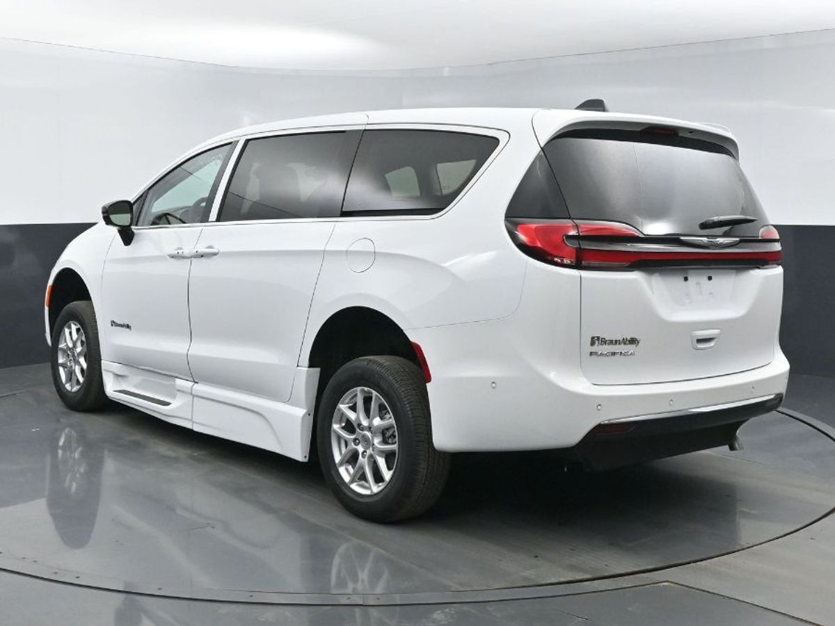 White Chrysler Pacifica image number 19