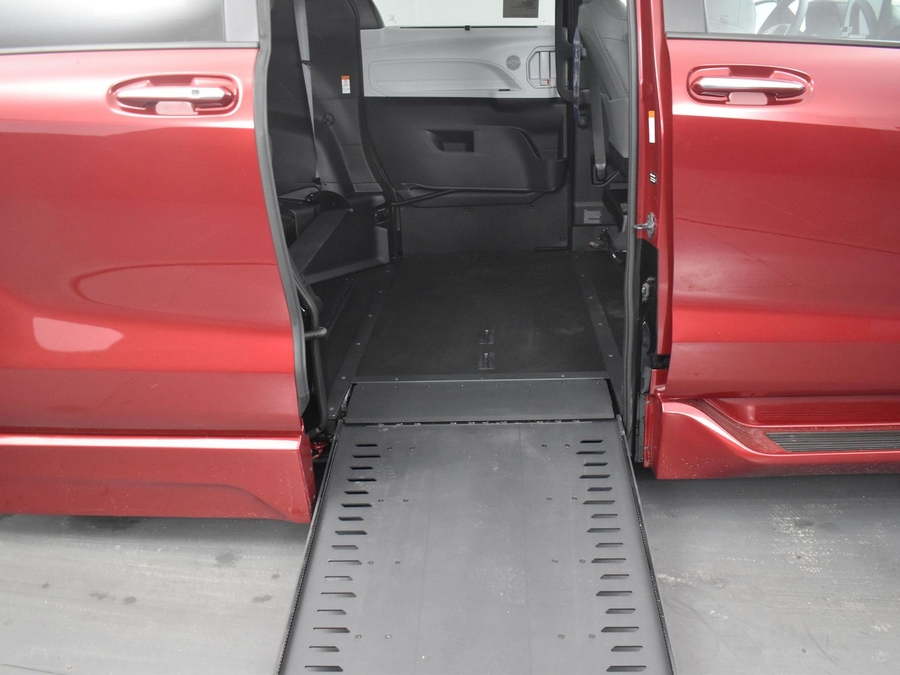 New 2025 Toyota Sienna Hybrid XLE Base - BraunAbility Side Entry Entry In Floor Automatic Ramp