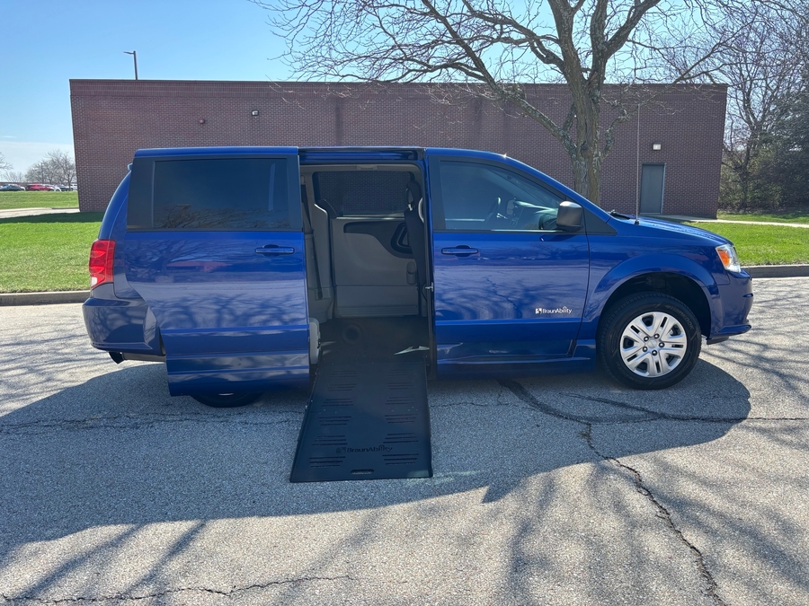 Used 2018 Dodge Grand Caravan SE -  Side Entry Entry Fold Out Automatic Ramp