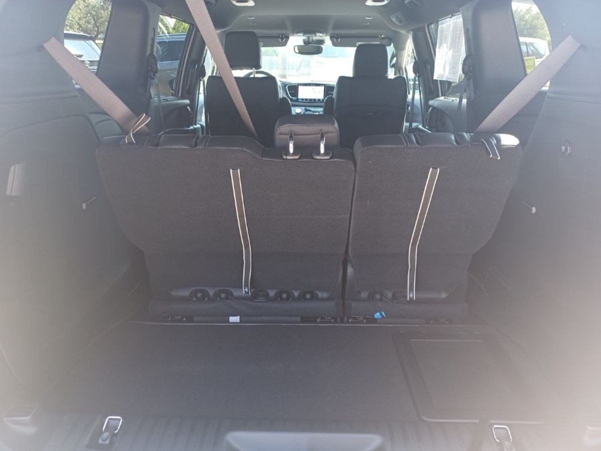 White Chrysler Pacifica image number 19