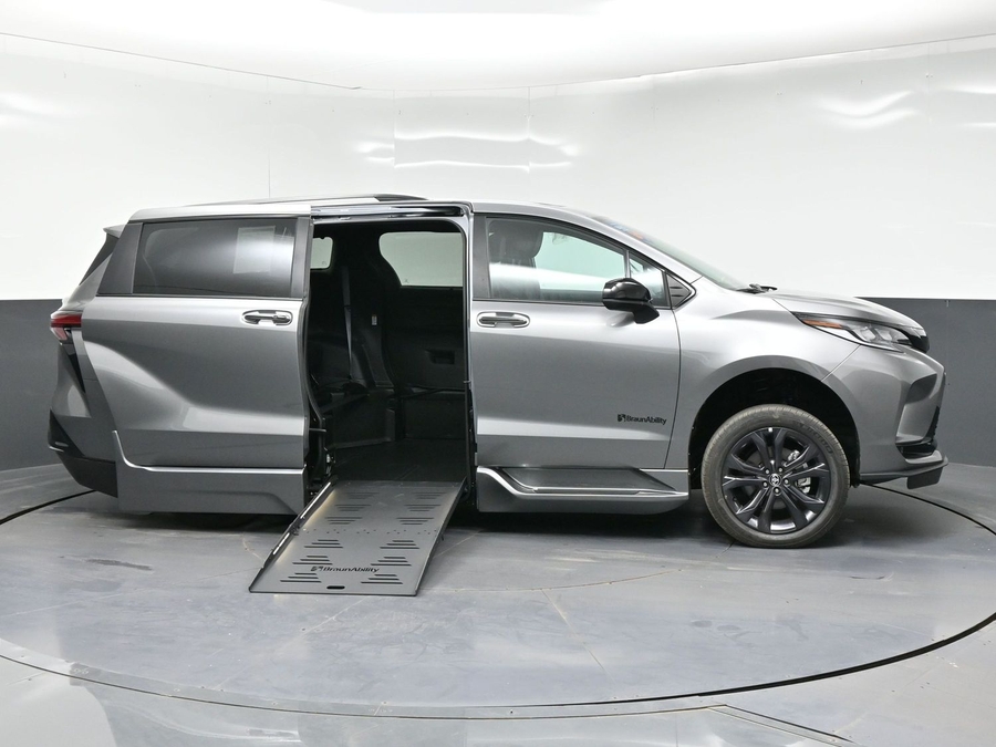 New 2026 Toyota Sienna Hybrid XSE Sport - BraunAbility Side Entry Fold Out Automatic Ramp