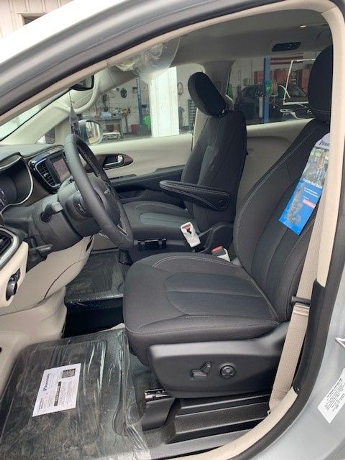 2023 CHRYSLER VOYAGER - Image 6