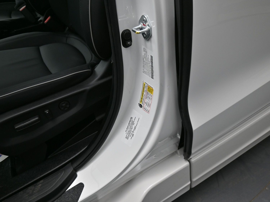 White Honda Odyssey image number 20