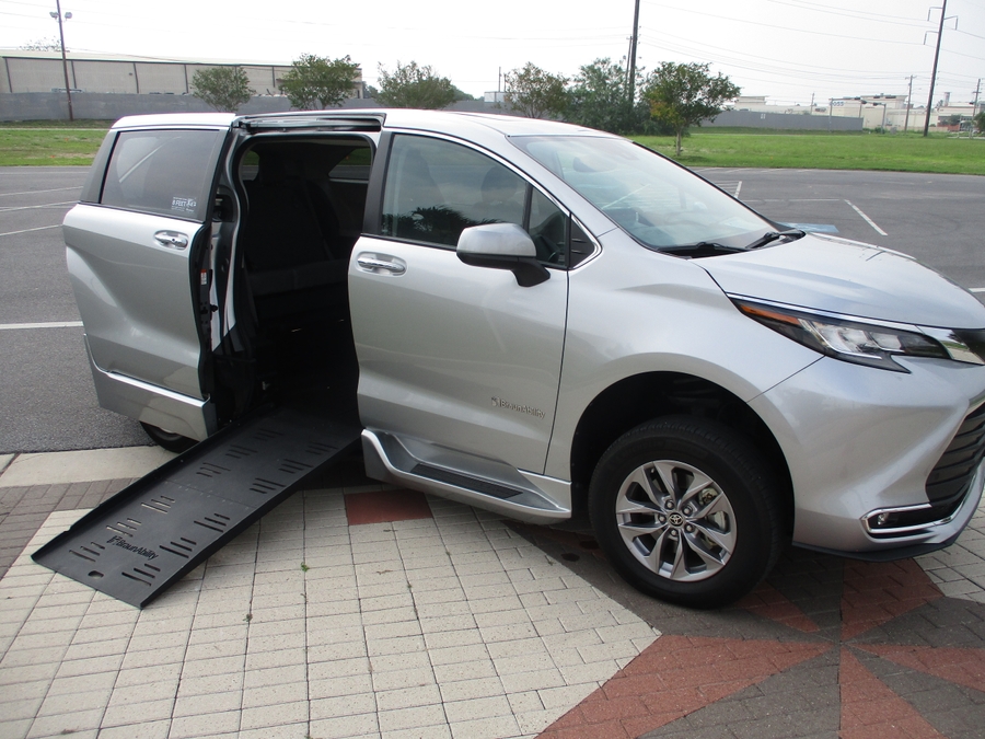 Used 2022 Toyota Sienna XLE - BraunAbility Side Entry Entry Fold Out Automatic Ramp