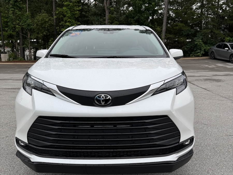 2026 Toyota Sienna XLE 7-Passenger Hybrid FWD's photo