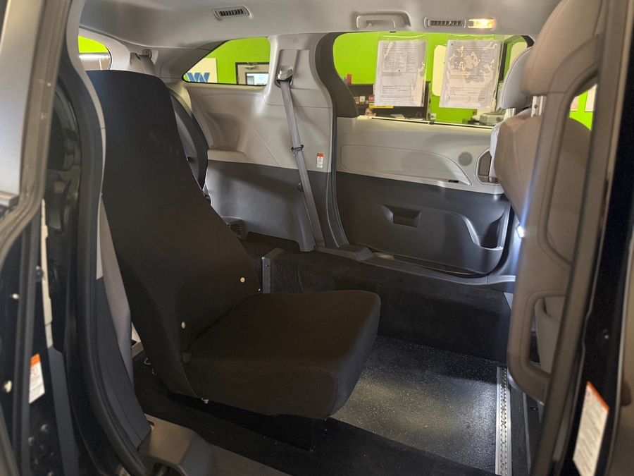 Imagen de la Toyota Sienna negra número 13