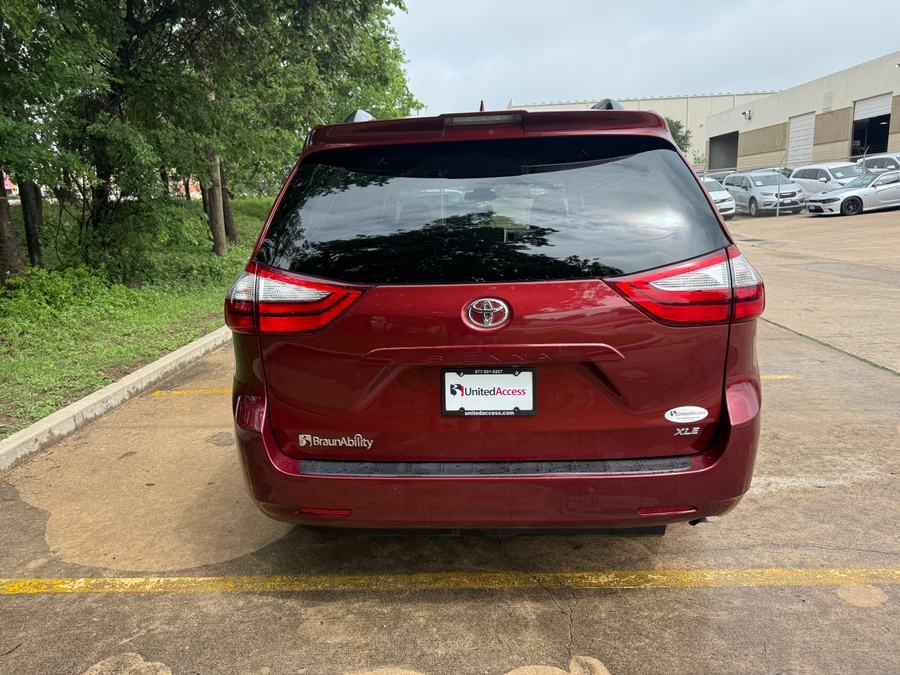 Used 2018 Toyota Sienna XLE - BraunAbility Side Entry Entry Fold Out Automatic Ramp