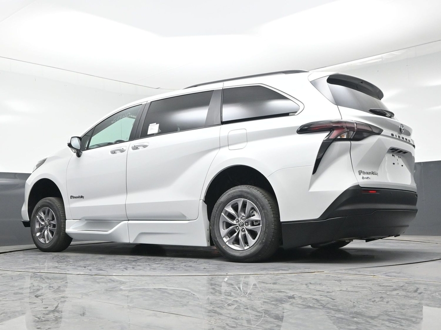 New 2026 Toyota Sienna Hybrid XLE Add - BraunAbility Side Entry Entry In Floor Automatic Ramp
