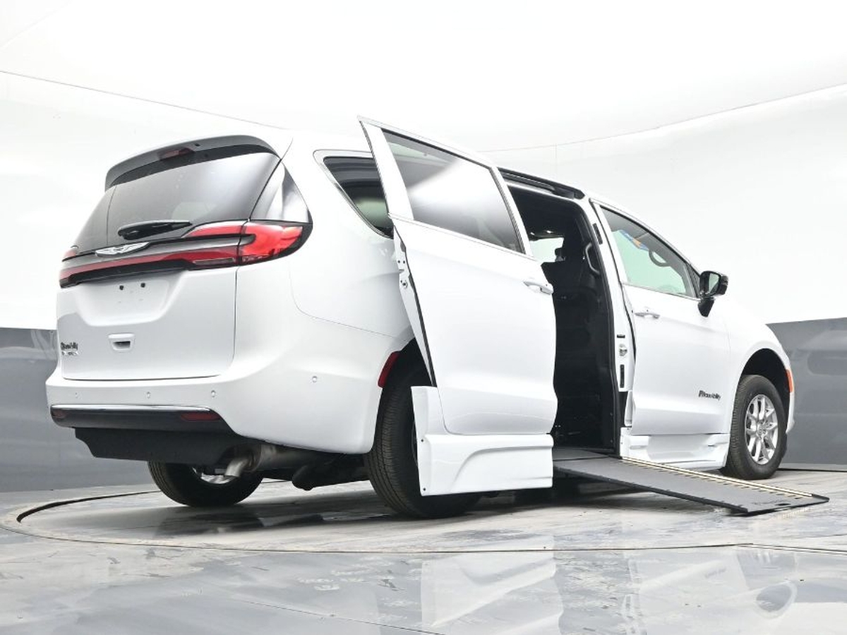 White Chrysler Pacifica image number 21