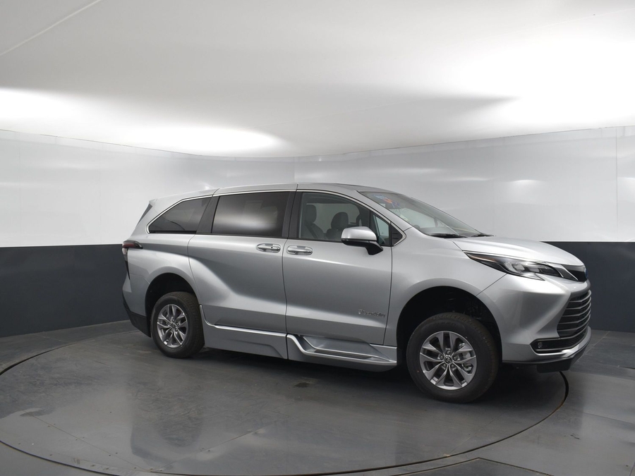 New 2025 Toyota Sienna Hybrid XLE Base - BraunAbility Side Entry Entry Fold Out Automatic Ramp