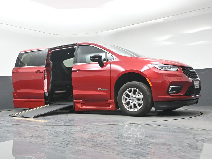 Used 2025 Chrysler Pacifica Select - BraunAbility Side Entry In Floor Automatic Ramp